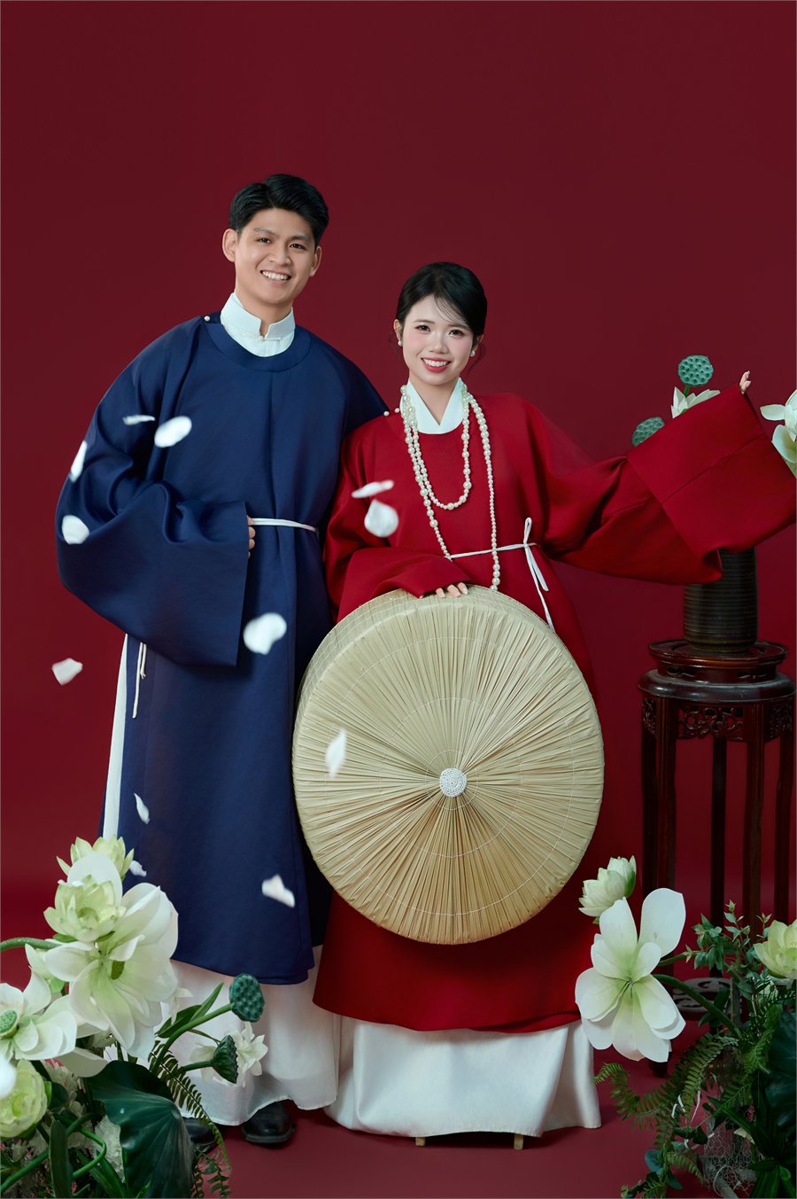 Đình Thi và Thùy Lam trong trang phục truyền thống